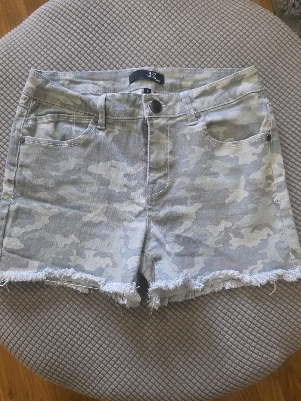 ❣️3/$25 Denim Women's Faded Gray/gGreen Camo Frayed Hem Jean Shorts